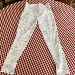 Athleta salutation stash pocket II 7/8 tight